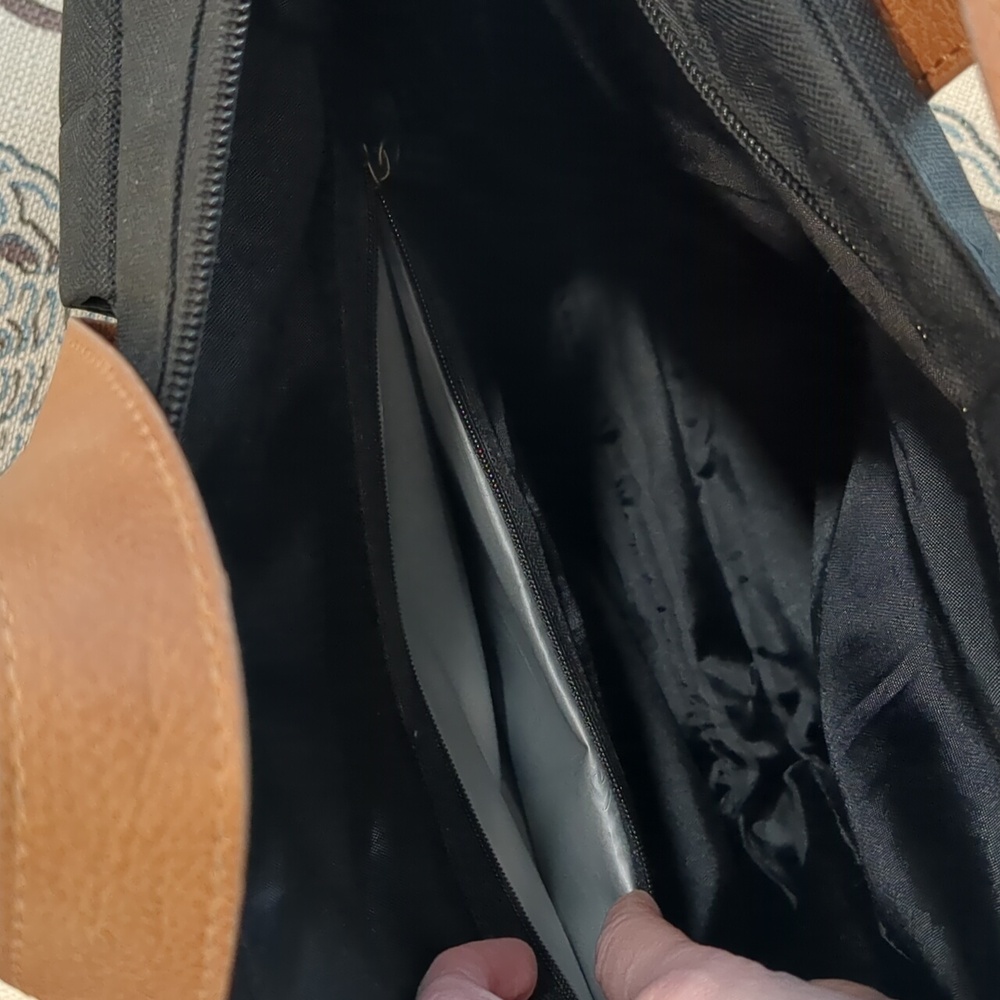 🐿️🐿️Thirty-one Black Backpack With Brown Leather Accents - Picture 5 of 6